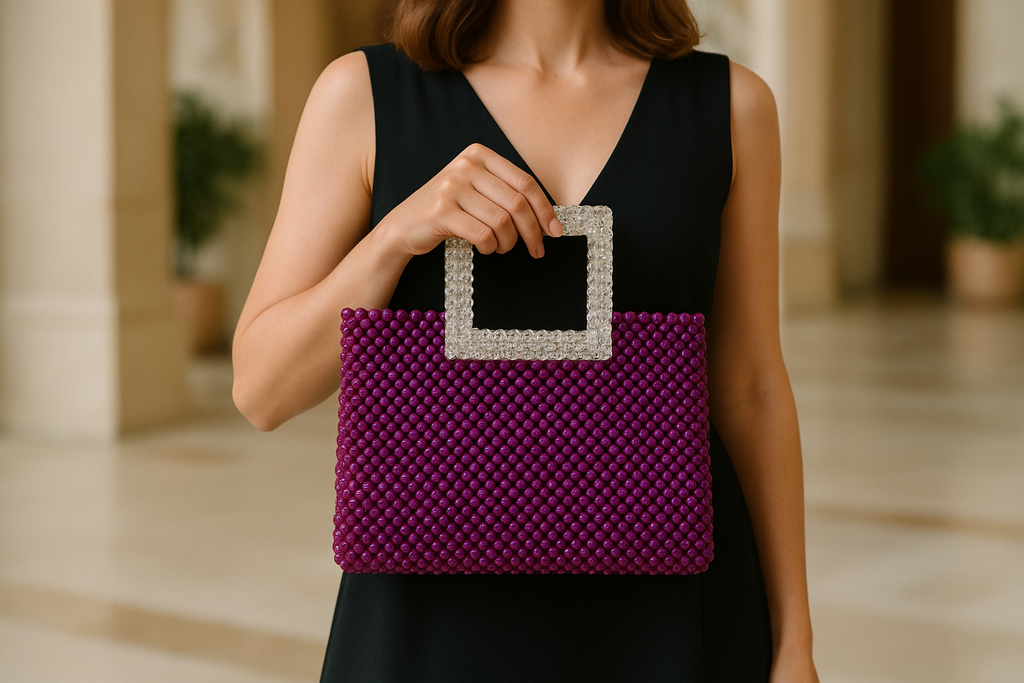 Mulher usando bolsa roxa de miçangas com alça transparente